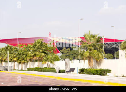 ABU DHABI, VEREINIGTE ARABISCHE EMIRATE - Dezember 11: Ferrari World Building details mit Achterbahn am 11 Dezember, 2013 in Abu Dhabi, Vereinigte Arabische Emira Stockfoto