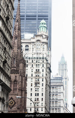 New York City, Lower Manhattan Wolkenkratzer an der Broadway Street. Stockfoto
