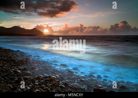 Sonnenuntergang am Aberdesach entlang der Küste von Gwynedd, Wales Stockfoto