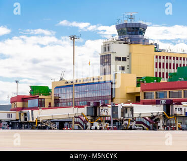 MADRID, Spanien - 27. APRIL 2012: Flughafen Madrid Barajas terminal Gebäude mit kontrollturm am 27. April 2012 in Madrid, Spanien. Stockfoto