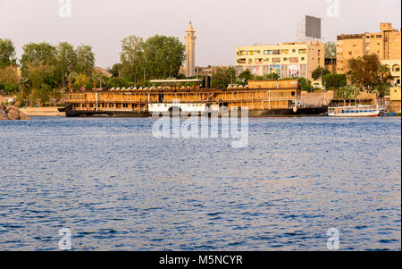 Assuan, Ägypten - 26. APRIL 2014: Assuan vom Nil mit kommerziellen Leben und Boote am 26. April 2014 in Assuan, Ägypten. Assuan ist bekannt für seine c bekannt Stockfoto