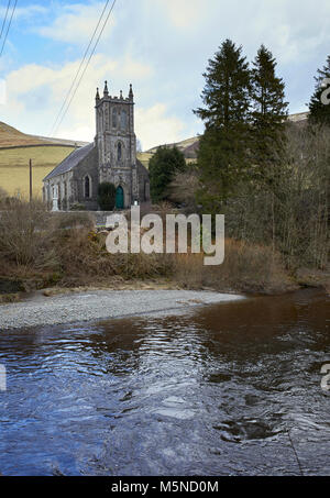 Blick nach Norden von westerkirk Brücke über den Fluss Esk an westerkirk Pfarrkirche, fiel Hill und Bosstree Hügel im Hintergrund. Bentpath Stockfoto