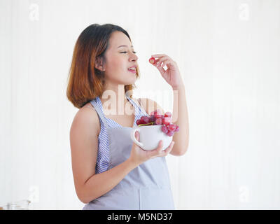 Schwangere Frauen essen Trauben Obst, gesunde Ernährung während der Schwangerschaft Stockfoto