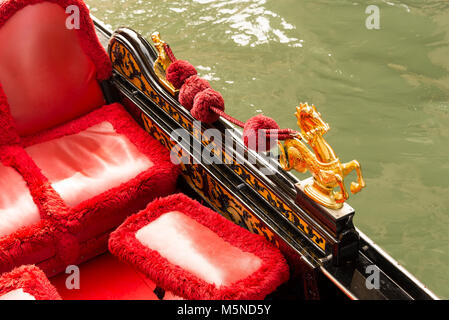 Gruppe Gondeln in Venedig in Italien Stockfoto