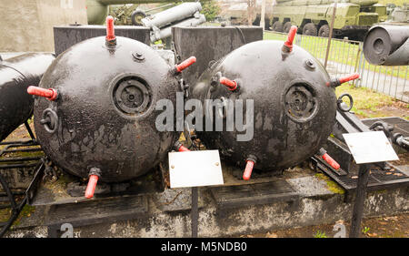 Zwei sowjetische Seeminen mit roten Spitzen auf ihnen Stockfoto