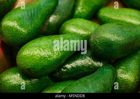 Grüne frische und köstliche Avocado. Gesunde, nahrhafte Nahrung. Stockfoto