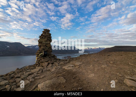 Midnight Sun, Nachtaufnahme des Adventfjorden und Longyearbyen von Platafjellet, die Plata Berg in Svalbard. Blauer Himmel und weiße Wolken. Stockfoto