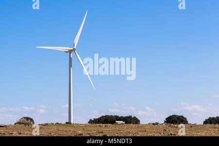 Windmühle auf einem isolierten Hügel Stockfoto