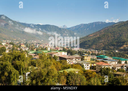 Thimpu, Bhutan. Blick auf die Stadt in den Ausläufern des Himalaya. Stockfoto