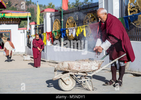 Thimpu, Bhutan. Buddhistischer Mönch halten sich an den Händen und Gebet Perlen über Weihrauch, bevor man sich an das Große Buddha Statue Dordenma mit Blick auf Thimphu. Stockfoto