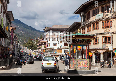 Thimpu, Bhutan. Kreisverkehr und Verkehrspolizist im Zentrum von Thimphu. Stockfoto