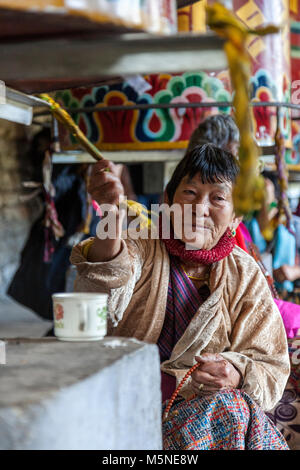 Thimpu, Bhutan. Anbeter drehen Gebetsmühle am National Memorial Chorten. Stockfoto