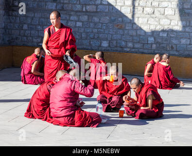 Thimpu, Bhutan. Mönche Mittagessen unter der Großen Buddha Statue Dordenma. Stockfoto