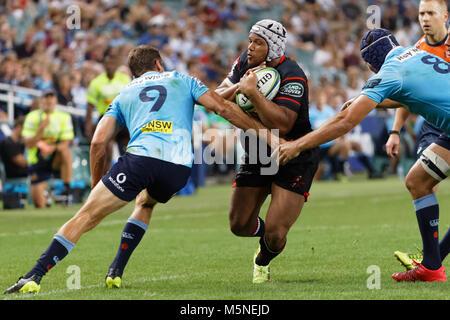 Sydney, Australien. 24 Feb, 2018. Jake Gordon (9) und Michael Wells (8) aus dem Waratahs versuchen, Nizaan Carr (8) aus dem Stormers während des Super Rugby Angriff Runde 2 Übereinstimmung zwischen dem NSW Waratahs und die Südafrikanische Stormers bei Allianz Stadion am 24. Februar 2018 in Sydney, Australien Quelle: United Images/Pacific Press/Alamy leben Nachrichten Stockfoto