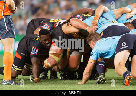 Sydney, Australien. 24 Feb, 2018. Siya Kolisi Gesichter weg Michael Böttcher in der Scrum während des Super Rugby Runde 2 Übereinstimmung zwischen dem NSW Waratahs und die Südafrikanische Stormers bei Allianz Stadion am 24. Februar 2018 in Sydney, Australien Quelle: United Images/Pacific Press/Alamy leben Nachrichten Stockfoto