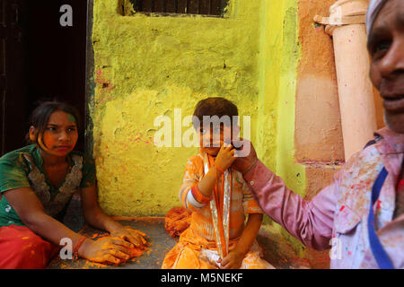 Barsana, Indien. 23 Feb, 2018. Holi, das Festival der Farben wurde mit viel Eifer und Begeisterung im gesamten Bundesstaat Uttar Pradesh, Indien gestartet. Aber die Unterschiede kennzeichnen die Art und Weise, in der sie gefeiert werden. Die kleine Stadt Barsana in einer Entfernung von ungefähr 42 km von Mathura und rund 110 km von der Hauptstadt Neu Delhi und ist für seine besondere Art und Weise feiern Holi bekannt ist. Barsana, dem Geburtsort von Radha, Lord Krishna's Geliebte zieht eine große Zahl der Besucher, die jedes Jahr wenn es feiert Holi. Credit: Sauvik Acharyya/Pacific Press/Alamy leben Nachrichten Stockfoto