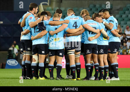 Sydney, Australien. 24 Feb, 2018. Die NSW Waratahs haben ein Team Unordnung zu Beginn des Spiels während des Super Rugby Runde 2 Übereinstimmung zwischen dem NSW Waratahs und die Südafrikanische Stormers bei Allianz Stadion am 24. Februar 2018 in Sydney, Australien Quelle: United Images/Pacific Press/Alamy leben Nachrichten Stockfoto
