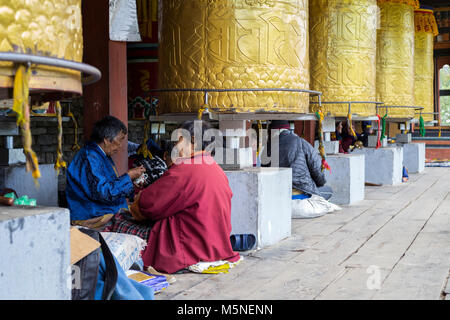 Thimpu, Bhutan. Anbeter und Gebetsmühlen an der National Memorial Chorten. Stockfoto