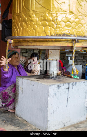 Thimpu, Bhutan. Anbeter Drehen Gebetsmühlen an der National Memorial Chorten. Stockfoto