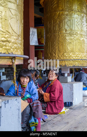 Thimpu, Bhutan. Anbeter Drehen Gebetsmühlen an der National Memorial Chorten. Stockfoto