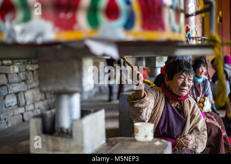 Thimpu, Bhutan. Anbeter Drehen Gebetsmühlen an der National Memorial Chorten. Stockfoto