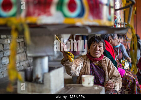 Thimpu, Bhutan. Anbeter Drehen Gebetsmühlen an der National Memorial Chorten. Stockfoto