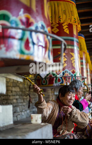 Thimpu, Bhutan. Anbeter Drehen Gebetsmühlen an der National Memorial Chorten. Stockfoto