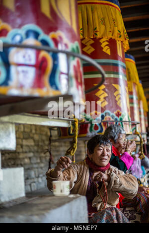 Thimpu, Bhutan. Anbeter Drehen Gebetsmühlen an der National Memorial Chorten. Stockfoto