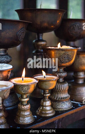 Thimpu, Bhutan. Kerzen brennen mit einem Schrein am National Memorial Chorten. Stockfoto