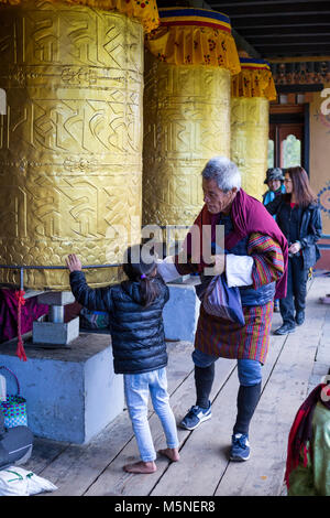 Thimpu, Bhutan. Anbeter Drehen Gebetsmühlen an der National Memorial Chorten. Stockfoto