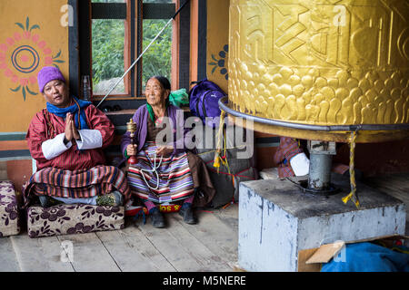 Thimpu, Bhutan. Anbeter und Gebetsmühlen an der National Memorial Chorten. Stockfoto