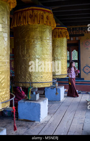 Thimpu, Bhutan. Anbeter Drehen Gebetsmühlen an der National Memorial Chorten. Stockfoto