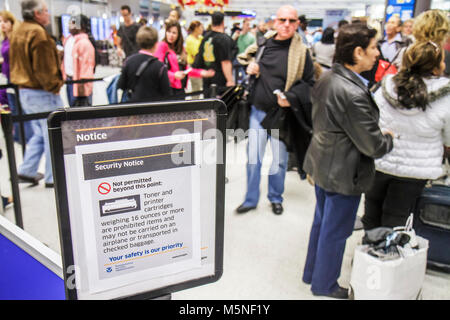 Miami Florida International Airport, Gate Security TSA Passagiere Schlange Schlange, wartend Warnschild Hinweis verboten Gegenstände Stockfoto