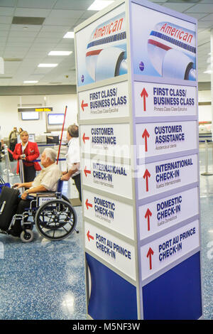 Miami Florida International Airport MIA, Terminal, Rollstuhl, Behinderte spezielle Bedürfnisse, Senioren Bürger, Mann Männer männlich, Schild, Ameri Stockfoto