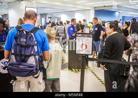 Miami Florida International Airport MIA, Terminal, TSA, Sicherheit, Screening, Linie, Schlange, Mann Männer männlich, warten, Blick FL120616007 Stockfoto