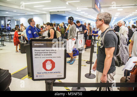 Miami Florida International Airport MIA, Terminal, TSA, Sicherheit, Screening, Linie, Schlange, Mann Männer männlich, warten, Blick FL120616010 Stockfoto