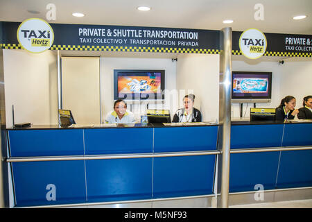 Cancun Mexiko, Mexikanisch, Cancun International Airport, Hispanic Ethnic Women, Bodentransport, Taxi, Taxi, Shuttle, Schalter, Hispanic Ethnic Stockfoto