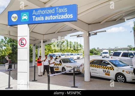 Cancun Mexiko, Mexikanisch, Cancun International Airport, Hispanic man men Male adult adult, Taxi, Taxis, Bodentransport, Schild, zweisprachig, spanische Sprache Stockfoto