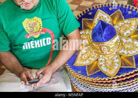 Cancun Mexiko, Mexikanisch, Mercado, Markt, Shopping Shopper Shop Shops Kauf Verkauf, Store Geschäfte Business Unternehmen, Souvenirshop, Souvenir, Mariachi Hut, fanc Stockfoto