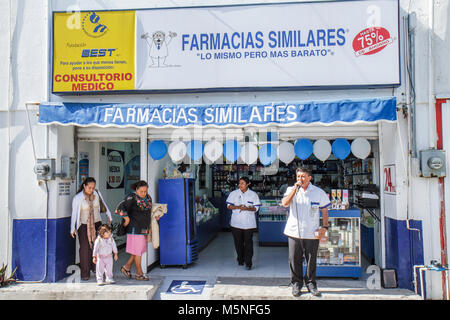 Cancun Mexiko, Mexikanisch, Yucatán-Halbinsel, Quintana Roo, Avenida, Tulum, Kleinunternehmen, Apotheke, Drogerie, Shopping Shopper Shopper Shopper Geschäfte Market Mark Stockfoto