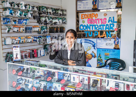 Cancun Mexiko, Mexikanisch, Avenida Tulum, hispanische Frau weibliche Frauen, Angestellte, Handys suchen SMS lesen Nachricht, Smartphone, Shopping Shopper Stockfoto