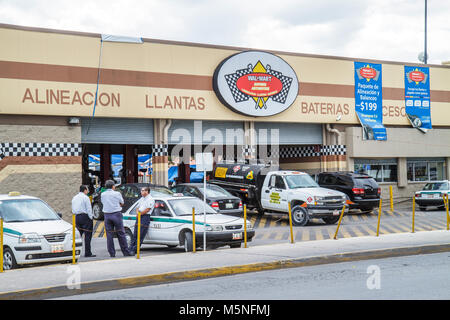 Cancun Mexiko, Mexikanisch, Avenida Xcaret, Walmart, Discountkaufhaus, globaler Konzern, Autocenter, Reparatur, Mechaniker, Batterien, Ausrichtung, Auto, LKW, Hallo Stockfoto