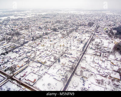 Antenne top Blick auf verschneite Häuser im Winter Stockfoto