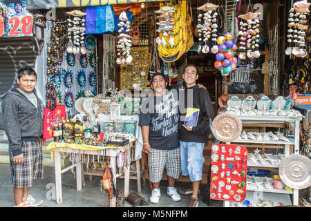 Cancun Mexiko, Mexikanisch, Avenida Tankah, Hispanic Mann Männer Erwachsene, Souvenirs, Geschenke, Shopping Shopper Shop Geschäfte Markt Kauf Verkauf, Geschäft Geschäfte Bus Stockfoto