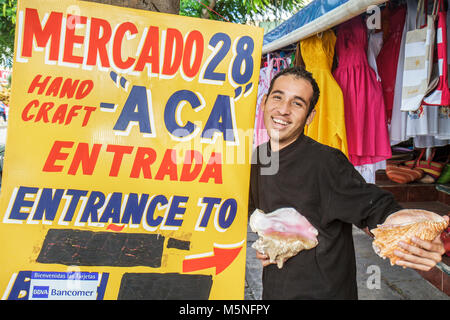 Cancun Mexiko, Mexikanisch, Avenida Tankah, Mercado, Markt, Hispanic ethnic man men Male adult adults, Souvenirs, Geschenke, Kunsthandwerk, Shopping Shopper Shopper sh Stockfoto