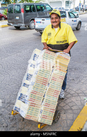 Cancun Mexiko, Mexikanisch, Avenida Tankah, hispanischer Mann Männer männliche Erwachsene, Bereitstellung von Telefonbüchern, Büchern, Verzeichnissen, gelben Seiten, Handkarren, Dolly, Eiter Stockfoto
