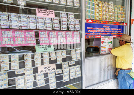 Cancun Mexiko, Mexikanisch, Avenida Tankah, Lottoschein, Kassenfenster, Verkaufschance anzeigen, Glück, Glücksspiel, Glücksspiel, Preis, hispanischer Mann Männer männlich Erwachsene, p Stockfoto