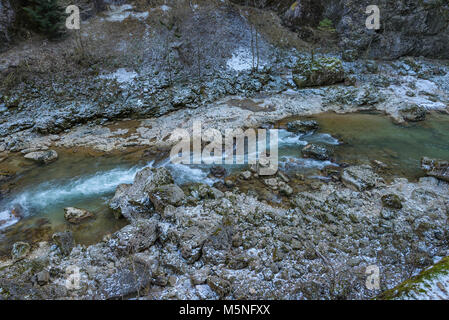 Eine stürmische Mountain River fließt durch die Felsen Stockfoto