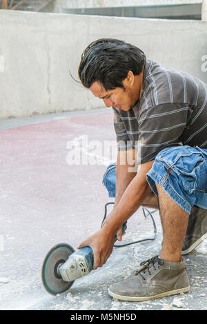 Cancun Mexiko, Mexican Beach, Hotelzone, Avenida Kukulkan, Plaza Forum, hispanischer Mann Männer Erwachsene Erwachsene, arbeiten, arbeiten, Mitarbeiter Arbeiter Personal, labo Stockfoto