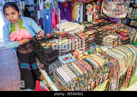 Cancun Mexiko, mexikanischer Strand, Hotelzone, Avenida Kukulkan, hispanische Frauen, Kauffrau, Souvenirladen, Andenken, gebürtige Chiapas, Einkaufsgeschäft Stockfoto